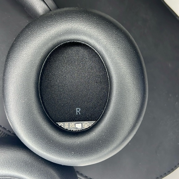 Urbanista Los Angeles Solar Powered Active Bluetooth Headphones - Picture 10 of 16